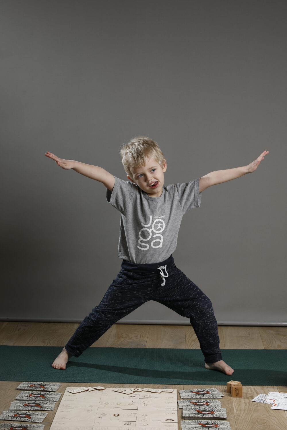 Joga gra dla dzieci - jogra - pozycja vīrabhadrāsana II