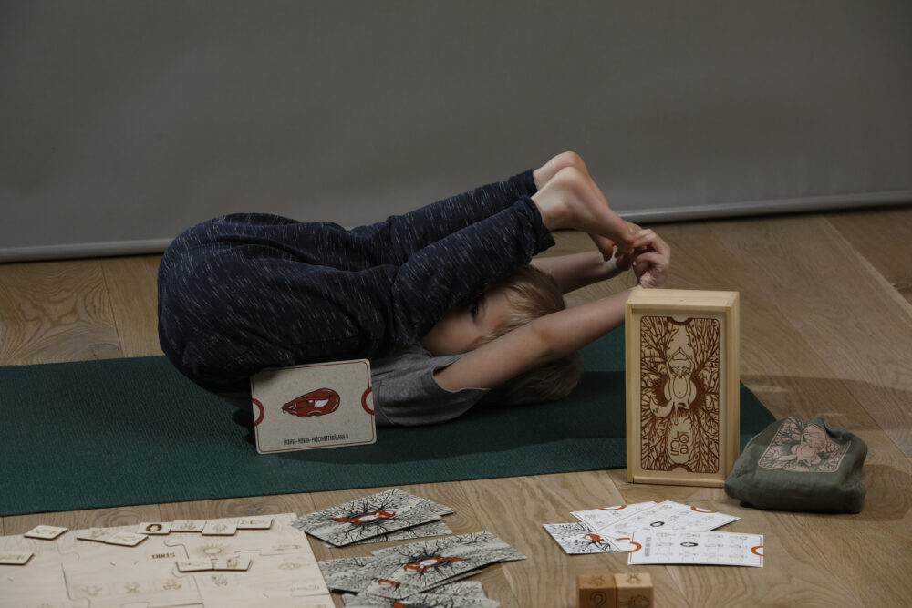 Joga gra dla dzieci - jogra - pozycja urdhva-mukha-paścimottānāsana II